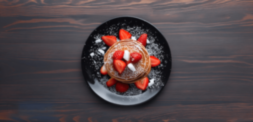 Оладьи с клубникой и кокосом