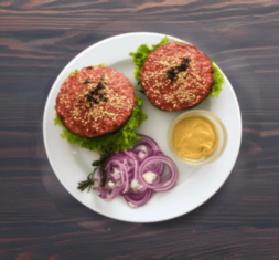 Говяжьи бургеры с голубым сыром, виски, красным луком и горчицей