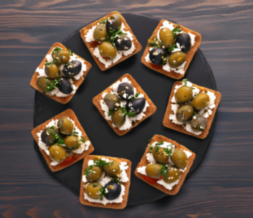 Канапе с пряной фетой и оливками
