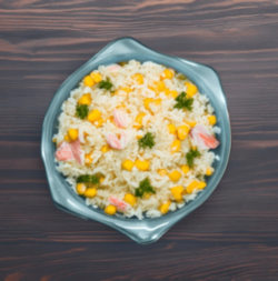 Салат с крабовыми палочками, рисом и кукурузой