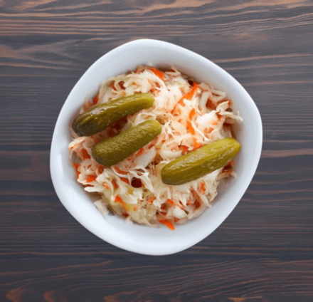 Салат из квашеной капусты с маринованными огурцами – рецепт