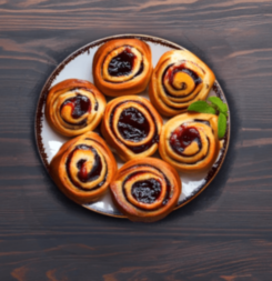 Булочки с вареньем, ромом и сливками