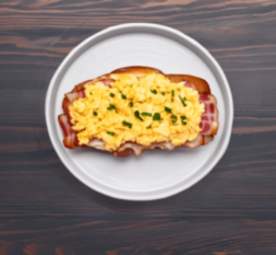 Сэндвич с яичницей, беконом и сыром