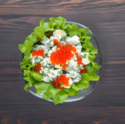 Салат с лососем, красной икрой и сливочным сыром